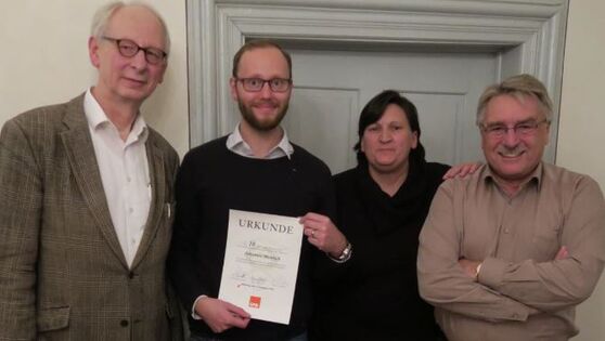 Johannes Miekisch freut sich über seine Urkunde