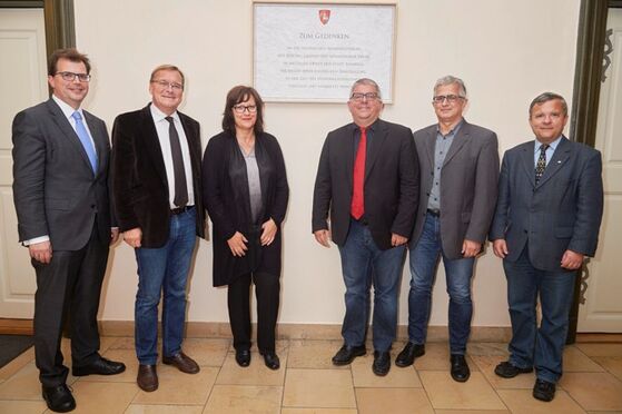 Von nun an erinnert eine Tafel im Rathaus an die verfolgten Mandatsträger