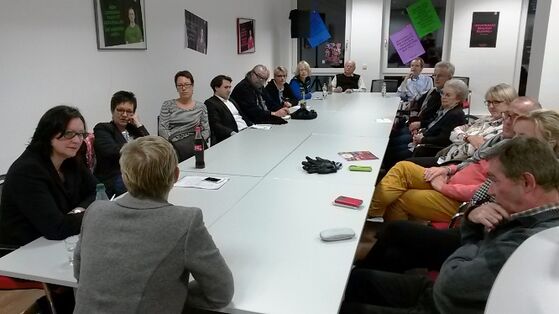 Sabine Dittmar, SPD-MdB wendet sich an die Zuhörer