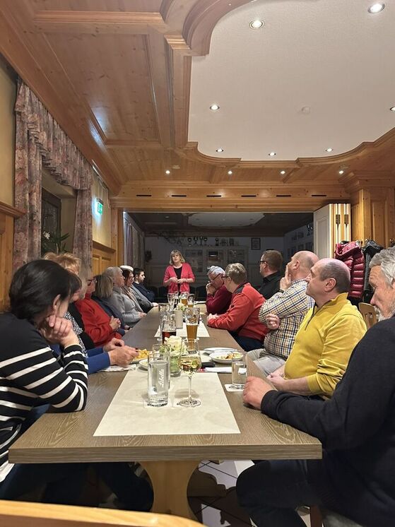 Sabine Gross spricht im gut besuchten Gasthaus beim SPD Stammtisch