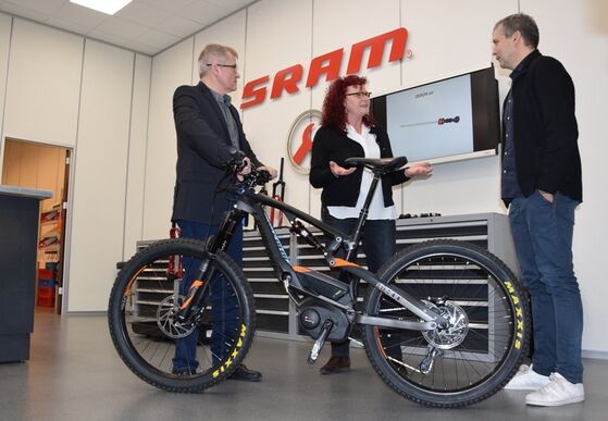 Kerstin Westphal mit Geschäftsführern Bernhard Johanni (l.) und Marcus Schneider (Schweinfurter Fahrradzulieferer SRAM)