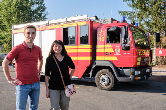 Richard Schmidt und Gerlinde Kraus vor dem Einsatzfahrzeug der FFW Wimmelbach