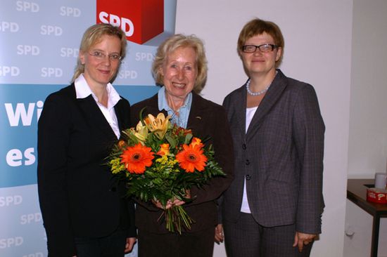 Für 50 Jahre Mitgliedschaft wurde Lilly Künzel geehrt. Li. Natascha Kohnen, re. Anette Kramme
