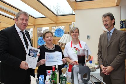 (v.l.)Hausleiterin Gerda Paal, Marina Schneider Köpke und der Vorstandsvorsitzende der Diakonie Dr. Norbert Kern