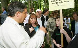 Sigmar Gabriel und Monika Bieber diskutieren mit Bürgern über den geplanten Nationalpark (Foto: Mathias Hoch, FT)