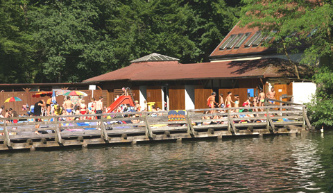 Eines der wenigen Flussbäder Deutschlands: das Hainbad in Bamberg